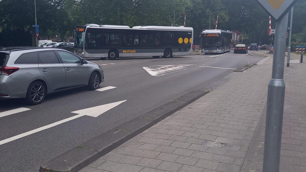 Een foto van bussen die naar het busstation rijden