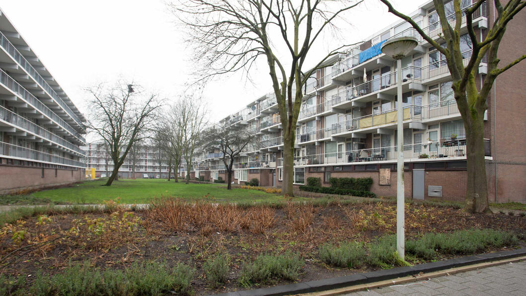Een afbeelding van een appartementencomplex van sociale woningen