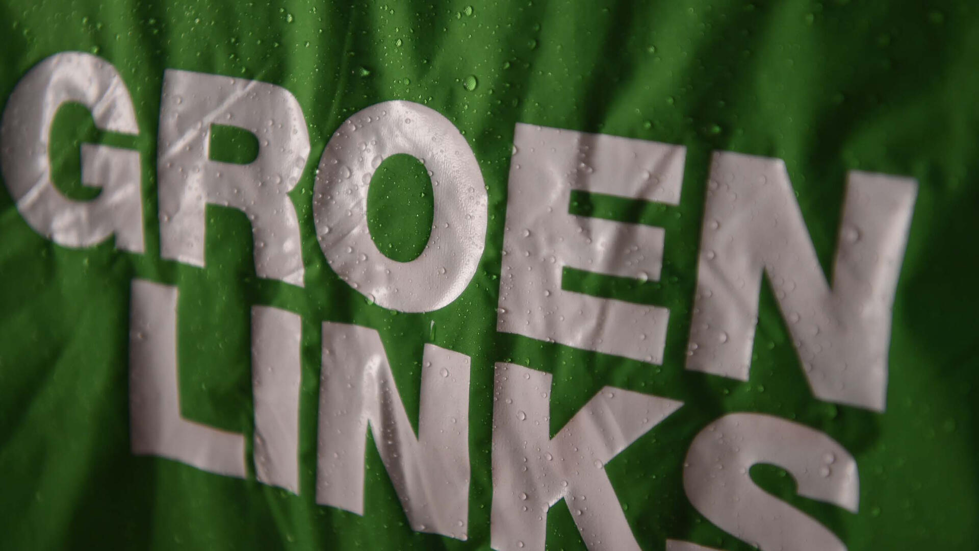 close-up van een groenlinks hesje met de tekst "GROENLINKS"