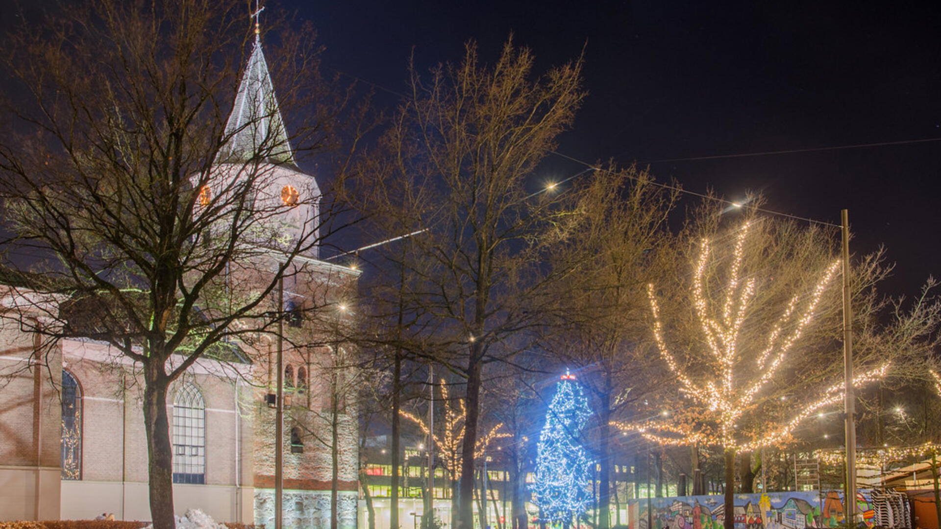 Afbeelding van het Marktplein in Emmen, 's nachts, met mooie verlichting