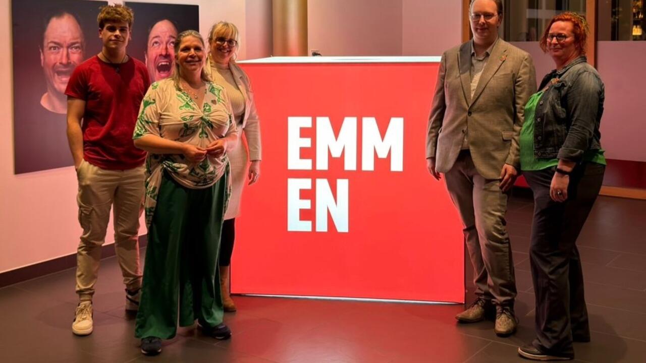 Top 5 van de kandidatenlijst om een blok heen met het EMMEN logo